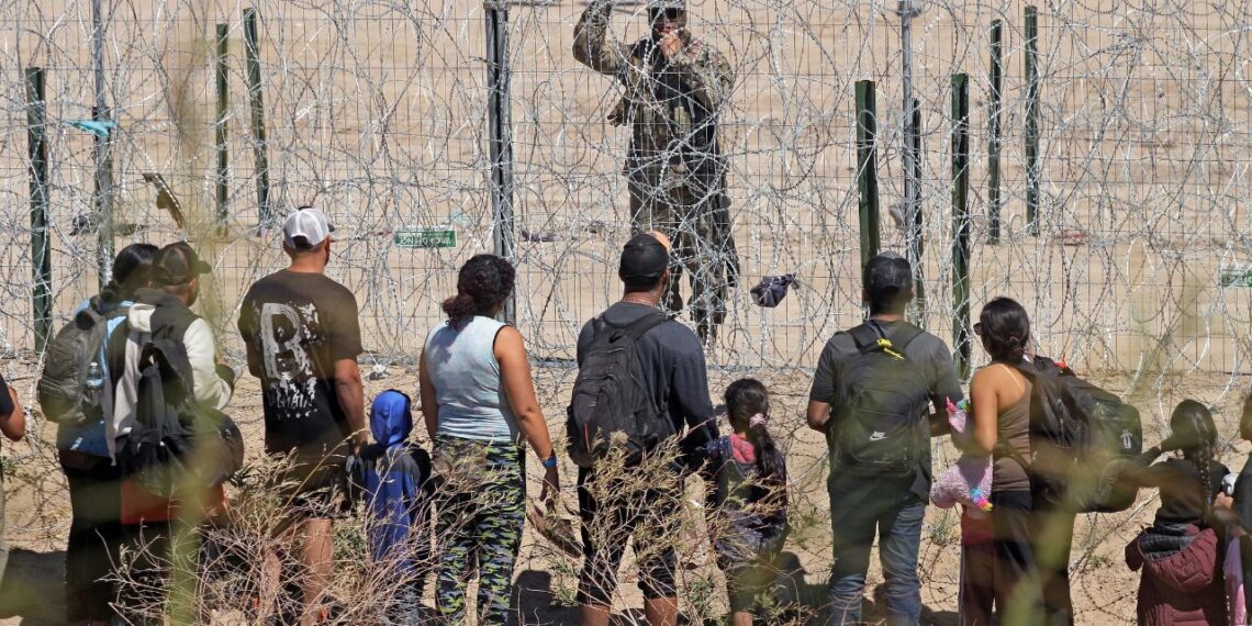 Biden limita la migración desde México