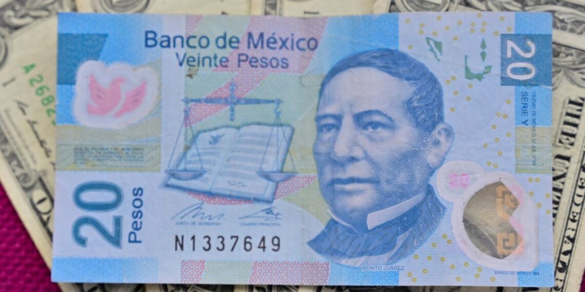 Peso mexicano se fortalece y se cotiza en 18.22 por dólar