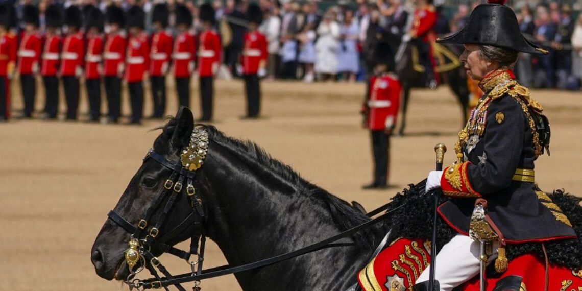 Princesa Ana de Inglaterra, hospitalizada tras ser golpeada por un caballo