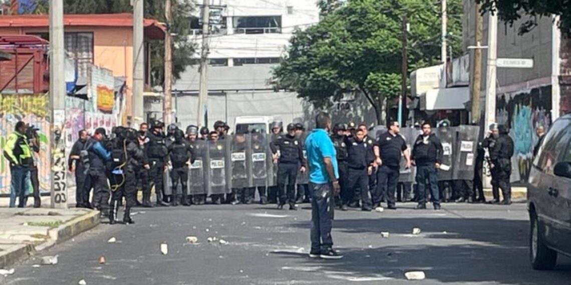 Riña entre vecinos y policías en Iztapalapa deja un muerto y tres agentes heridos