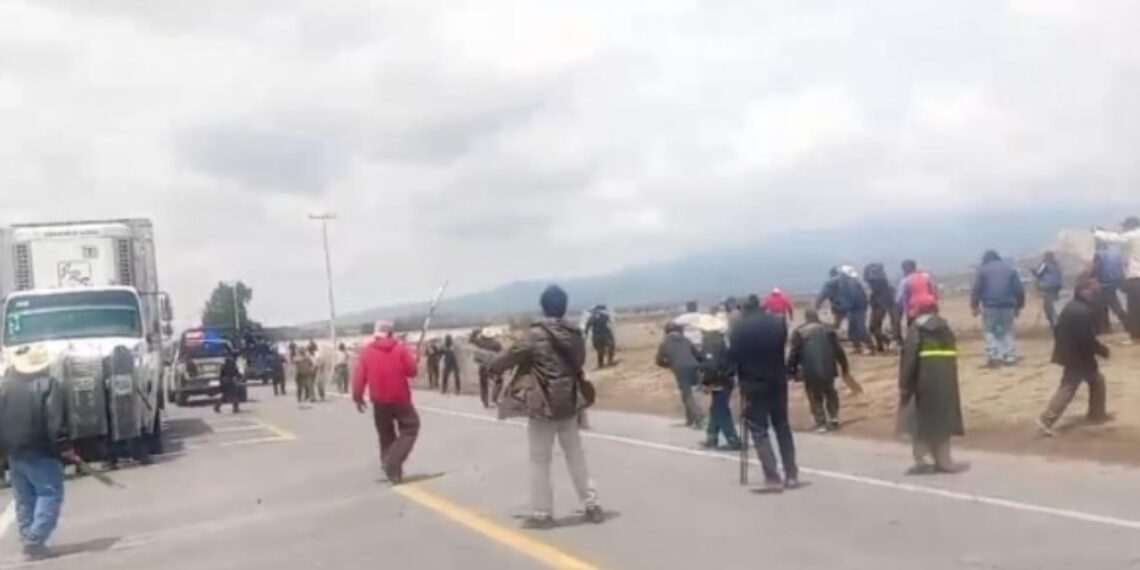 Habitantes de Totalco vuelven a bloquear carretera Xalapa-Puebla por falta de diálogo