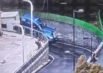 Tráiler queda atorado en bajo puente de Fray Servando, en la Cuauhtémoc