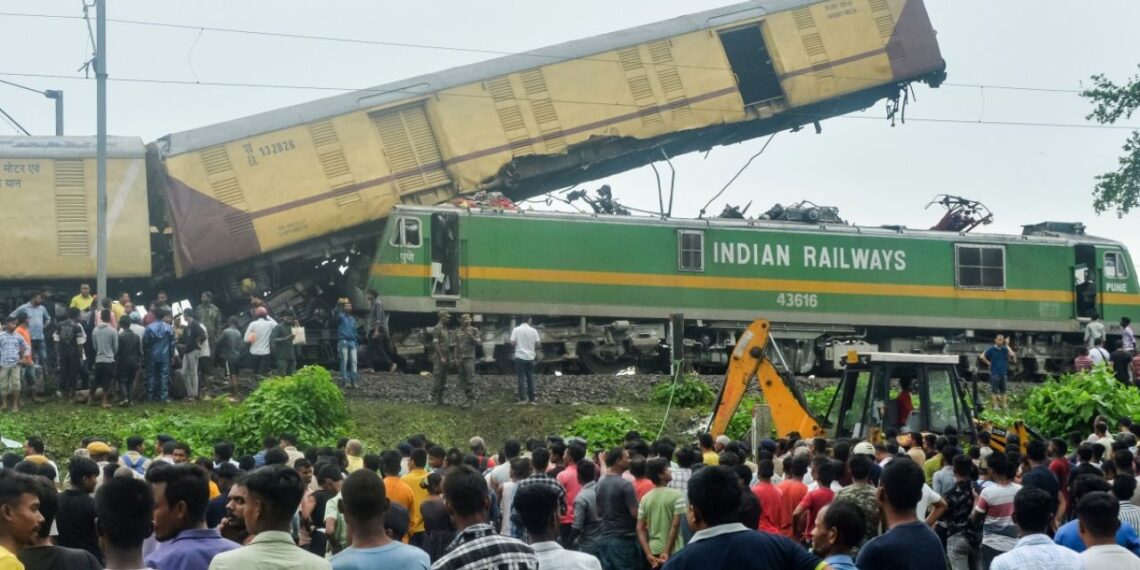 Al menos ocho muertos en un choque de trenes en el este de India