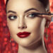 ¿Usas lentes y te maquillas?: consejos para un maquillaje seguro