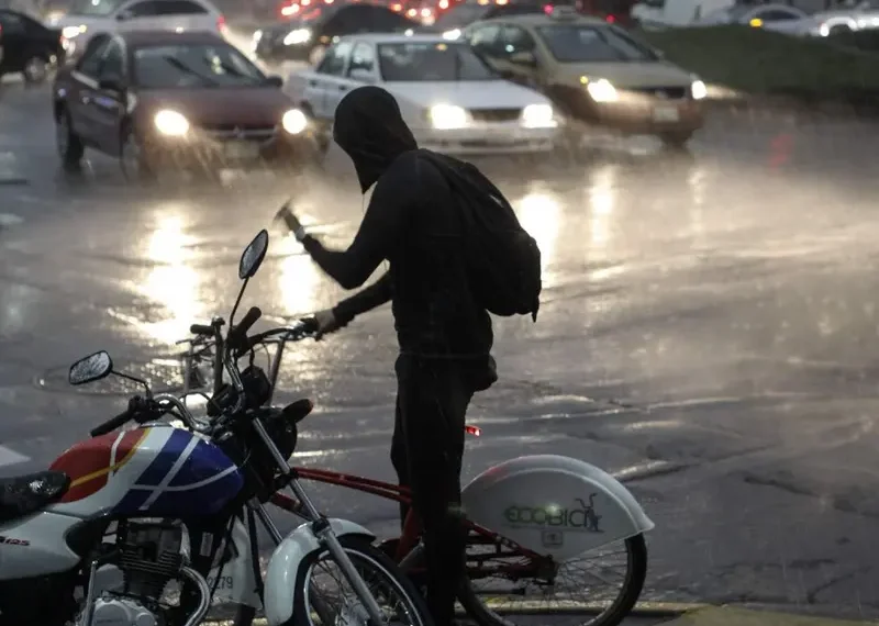 Lluvia deja charcos y tráfico en alcaldías de CDMX