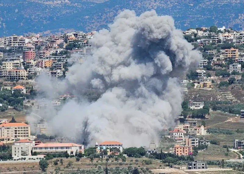 Hezbolá lanza más de 200 cohetes y drones explosivos contra Israel