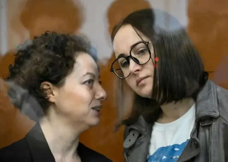 Rusia condena a 6 años de cárcel a directora y dramaturga por terrorismo