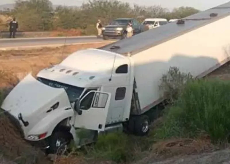 Tráiler con más de 130 migrantes sufre accidente en Sonora; reportan 14 lesionados