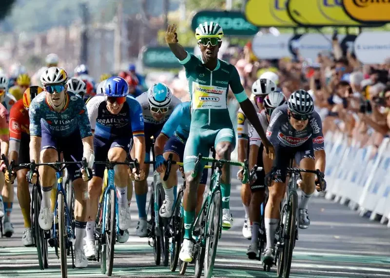 Girmay gana la etapa 12 del Tour de Francia, caída de Roglic