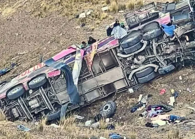 Deja más de 20 muertos, caída de autobús en los Andes peruanos