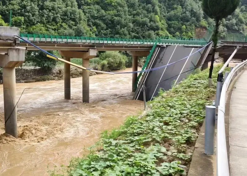 Hundimiento de un puente en China deja 12 muertos y 31 desaparecidos