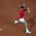 Djokovic se estrena sin apuros en París