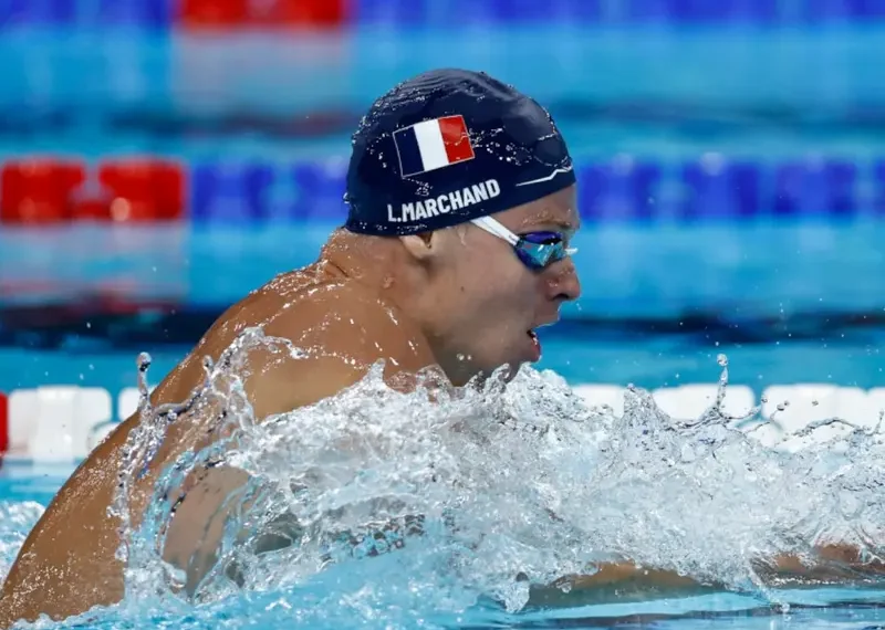 ‘El Phelps francés’ debuta en las albercas de Paris