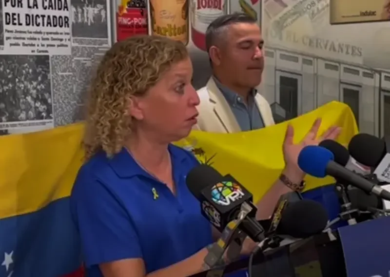Decenas de venezolanos protestan en Miami por no poder votar; culpan a Maduro