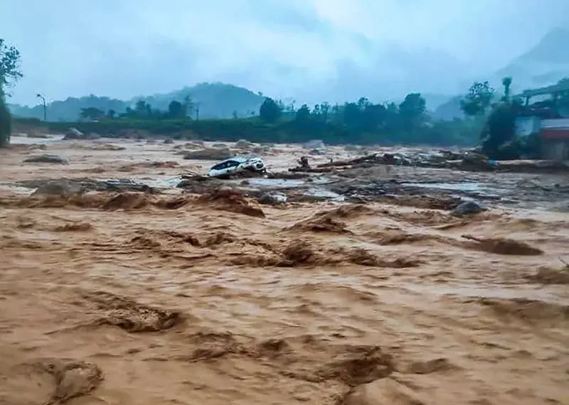 Deslizamientos de tierra por fuertes lluvias en India deja 63 muertos