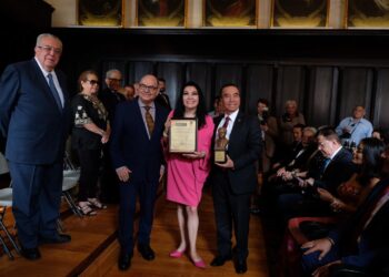 Recibe Ivette Estrada galardón Ricardo Flores Magón