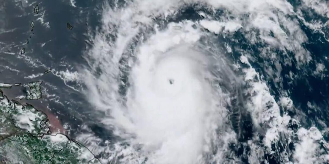 Huracán ‘Beryl’ acecha Jamaica como categoría 4 y se acerca a costas mexicanas