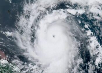Huracán ‘Beryl’ acecha Jamaica como categoría 4 y se acerca a costas mexicanas