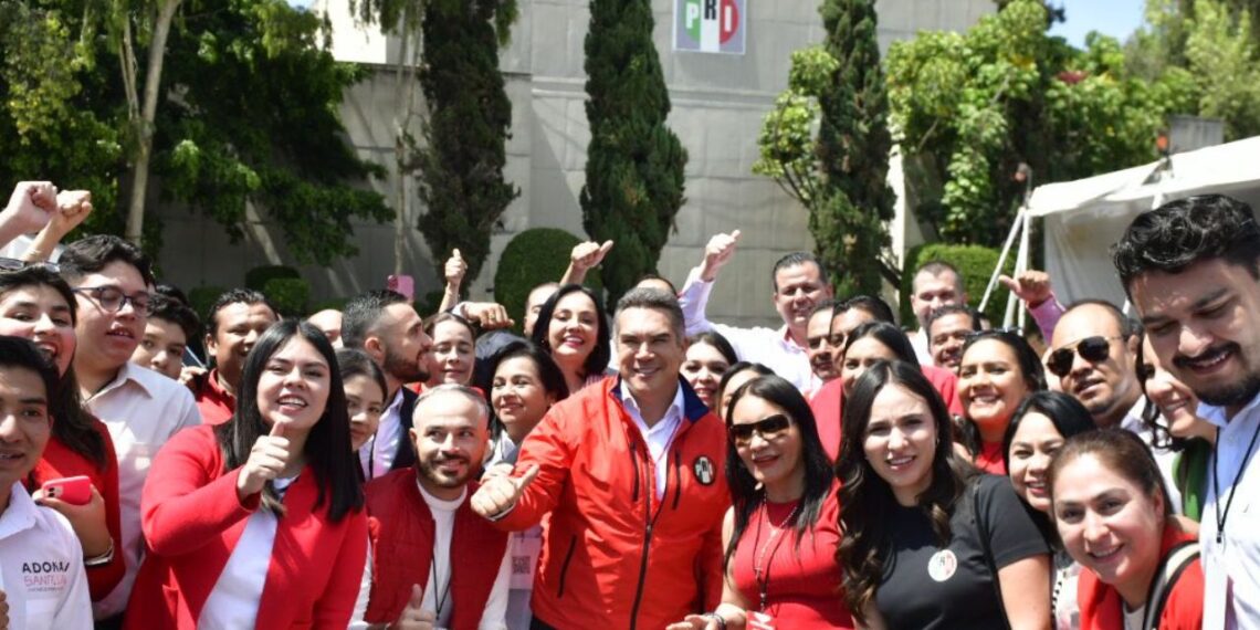 “Alito” Moreno asegura su reelección al frente del PRI entre manos alzadas y portazos
