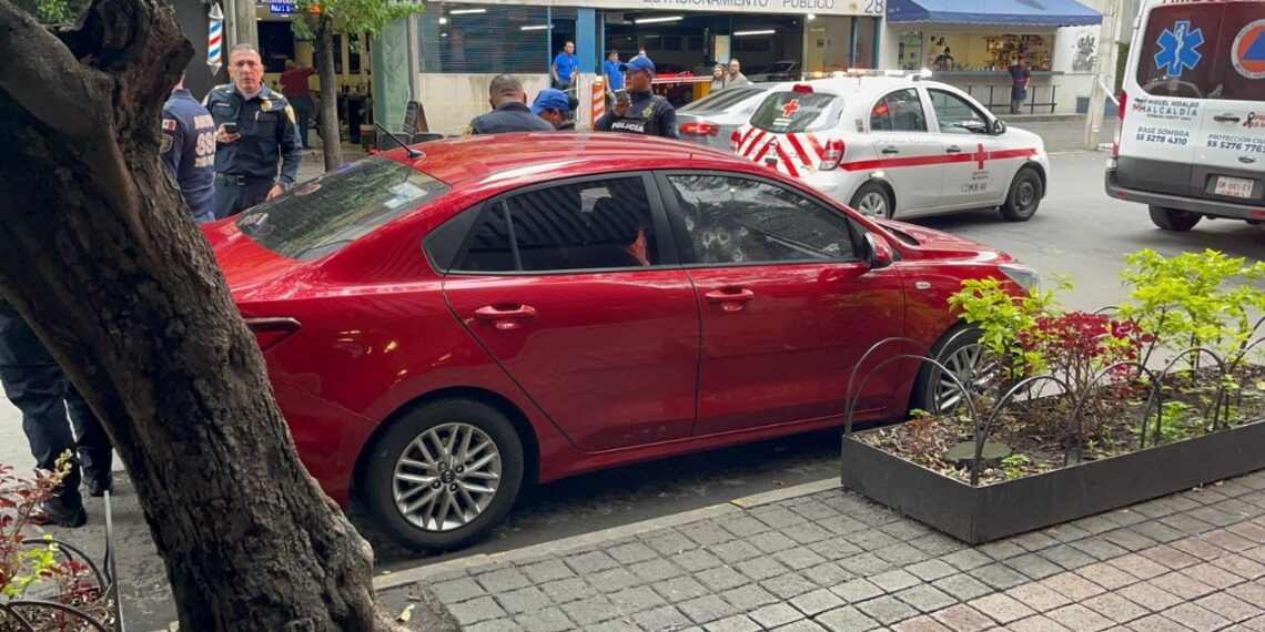 Balean a tripulantes de vehículo en calles de la colonia Anzures