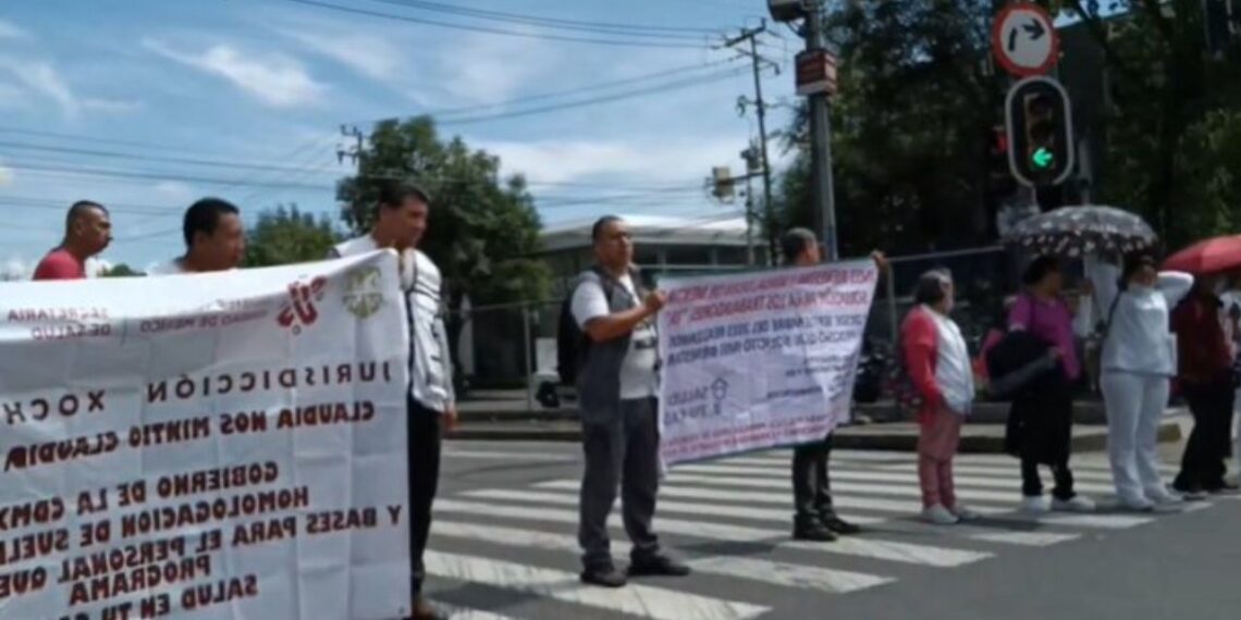 Trabajadores de Salud bloquean Revolución y Barranca del Muerto por falta de pagos