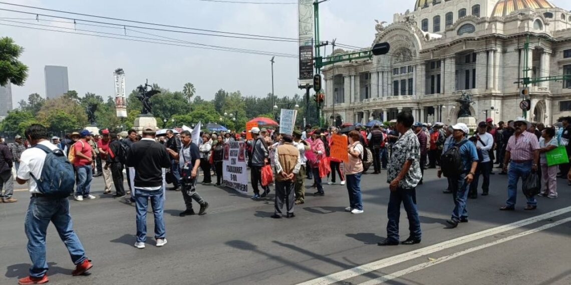 Manifestantes bloquean Eje Central y Av. Juárez