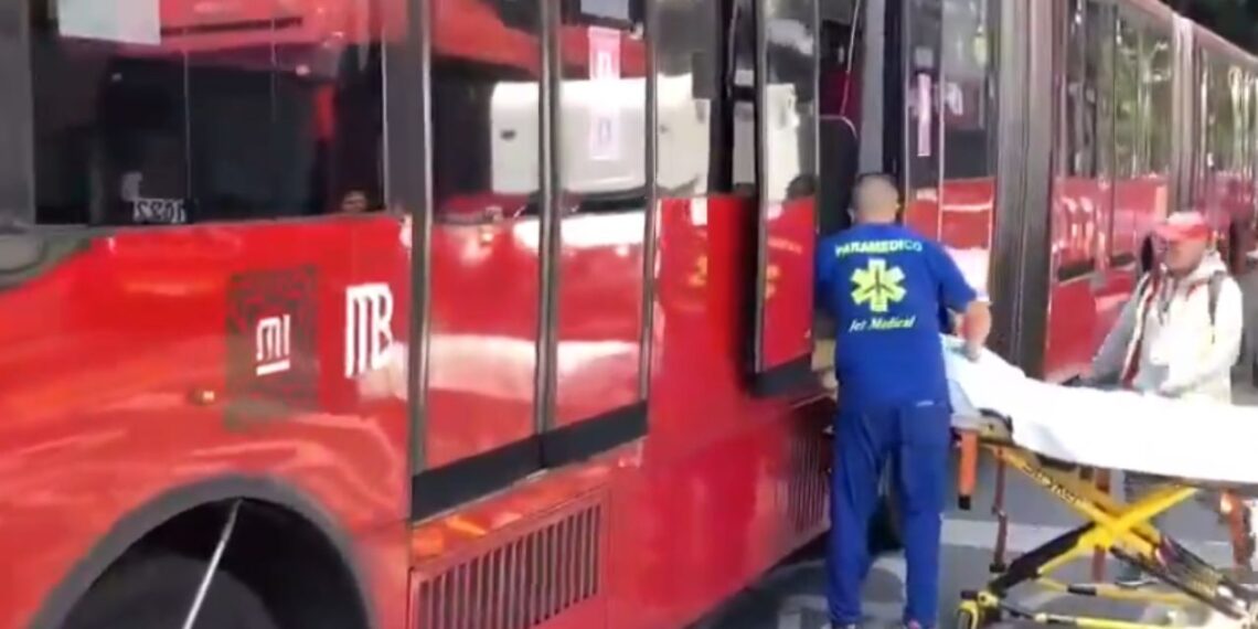 Motociclista provoca que Metrobús frene de golpe sobre Insurgentes; hay 12 heridos