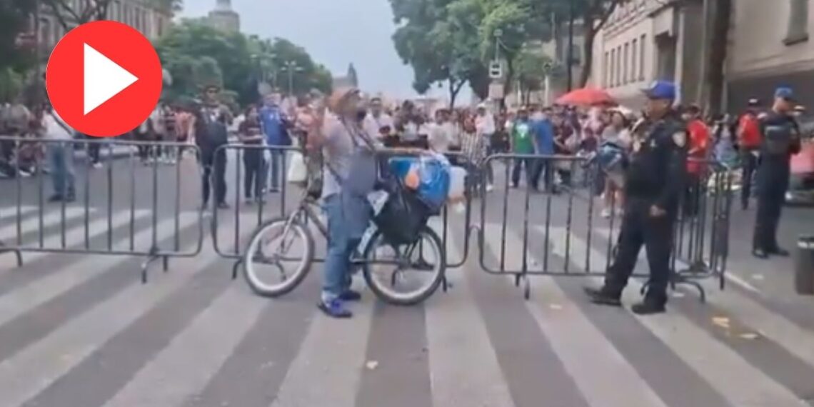 Vendedor de tacos de canasta agredió con salsa y taquitos a un policía en el Zócalo