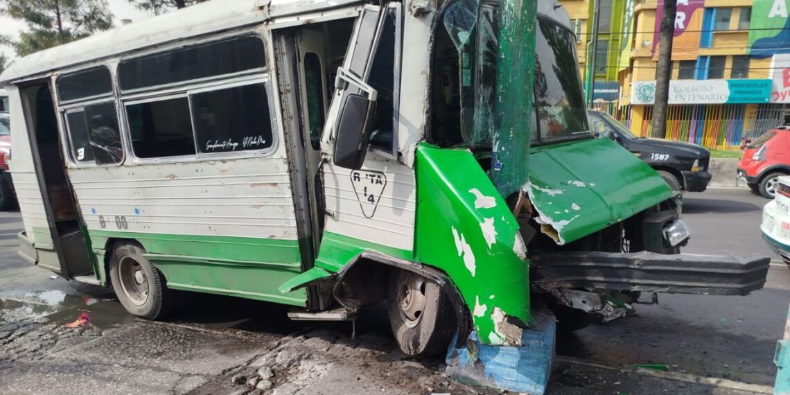 Microbús choca contra poste de luz en Ermita Iztapalapa; varios lesionados