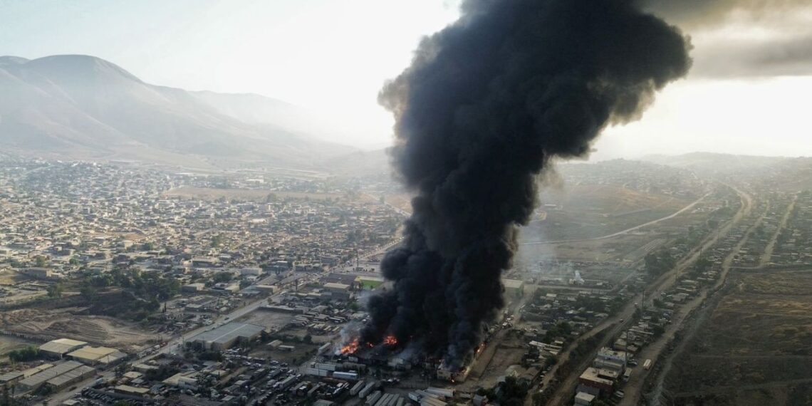 Incendio arrasa con tres naves industriales en Tijuana