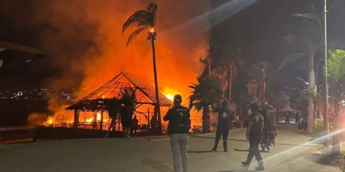 Incendio en playa Papagayo de Acapulco consume tres restaurantes