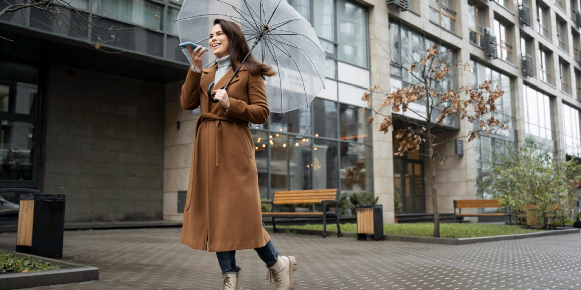 Cómo cuidar tu ropa frente a las lluvias de verano y seguir luciendo a la moda