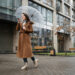 Cómo cuidar tu ropa frente a las lluvias de verano y seguir luciendo a la moda