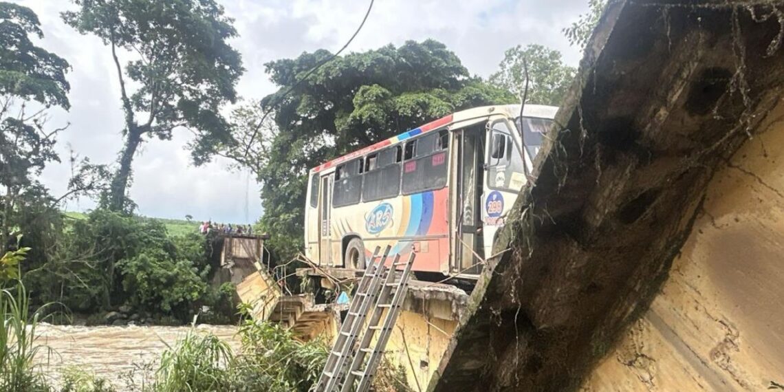 Colapso de puente en Omealca, Veracruz, deja un muerto y varios heridos