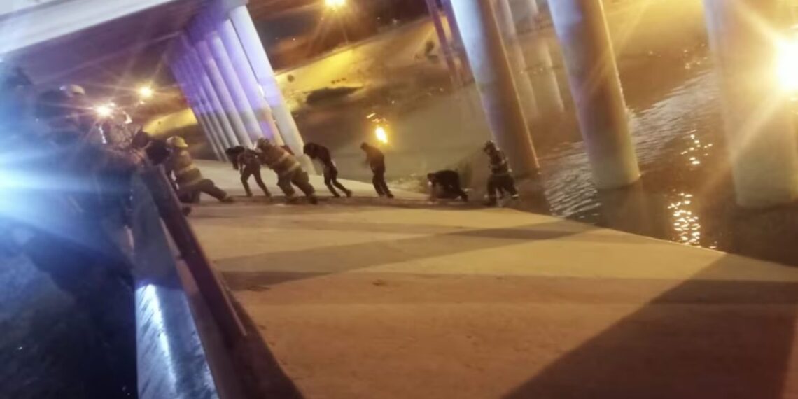 Rescatan a 9 migrantes que quedaron varados en el Río Bravo