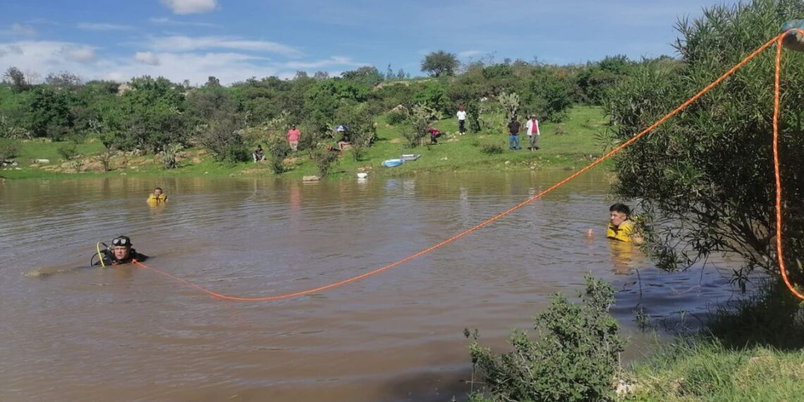 Joven intenta salvar a una menor y ambos mueren ahogados en un lago de Jalisco