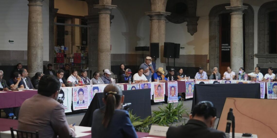 Sheinbaum se compromete a seguir la búsqueda de los 43 de Ayotzinapa