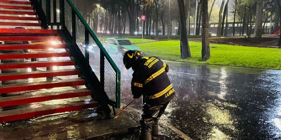 Lluvias persistirán durante la tarde y noche en CDMX