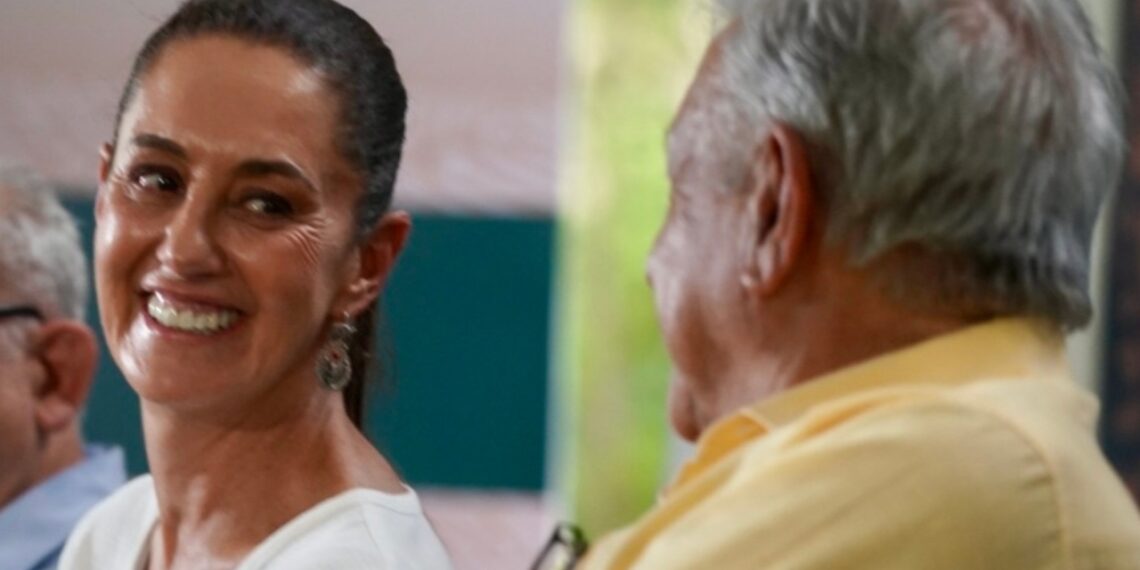 “Nunca se había visto una transición tan ordenada, fraterna”, presume AMLO