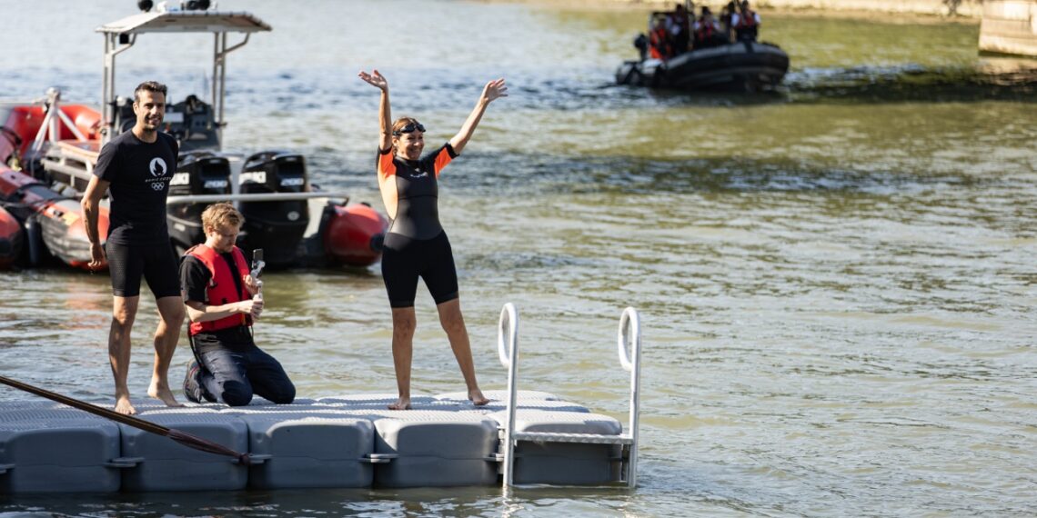 Nada en río Sena la alcaldesa de París para mostrar limpieza previo a Juegos Olímpicos