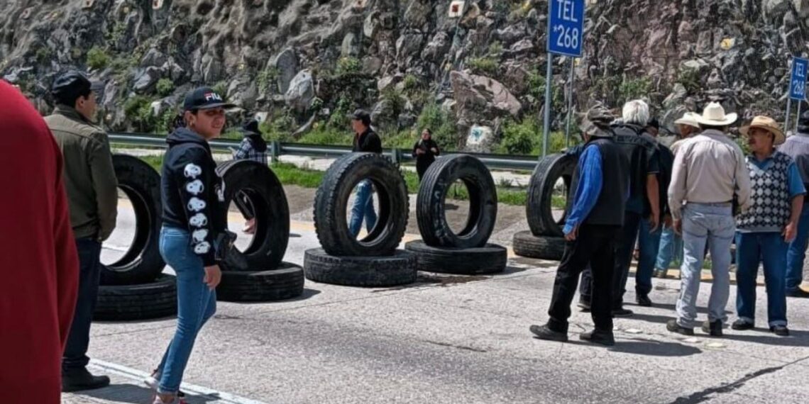 Ejidatarios llevan 57 horas de bloqueo en Arco Norte; amenazan con detonar puente
