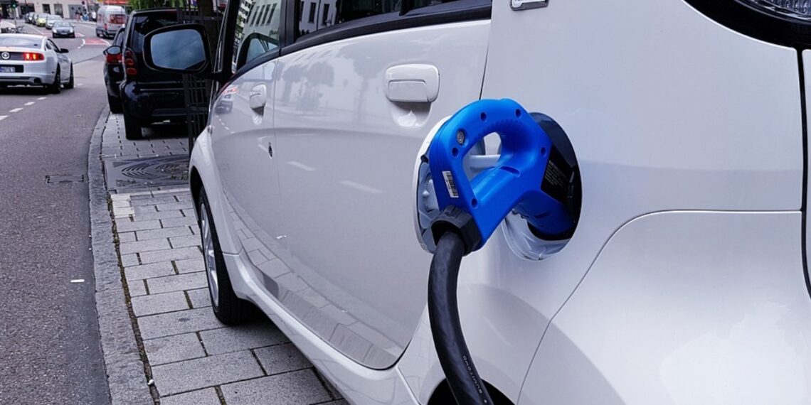Unión Europea impone aranceles de hasta 38% a coches eléctricos de China