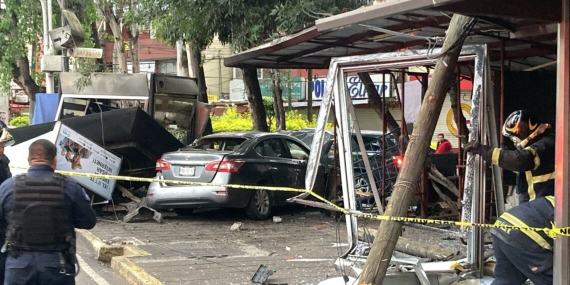 Automóvil se impacta contra puesto de periódicos sobre Calzada de Tlalpan