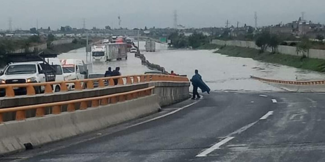Lluvia afecta varios puntos del Circuito Exterior Mexiquense