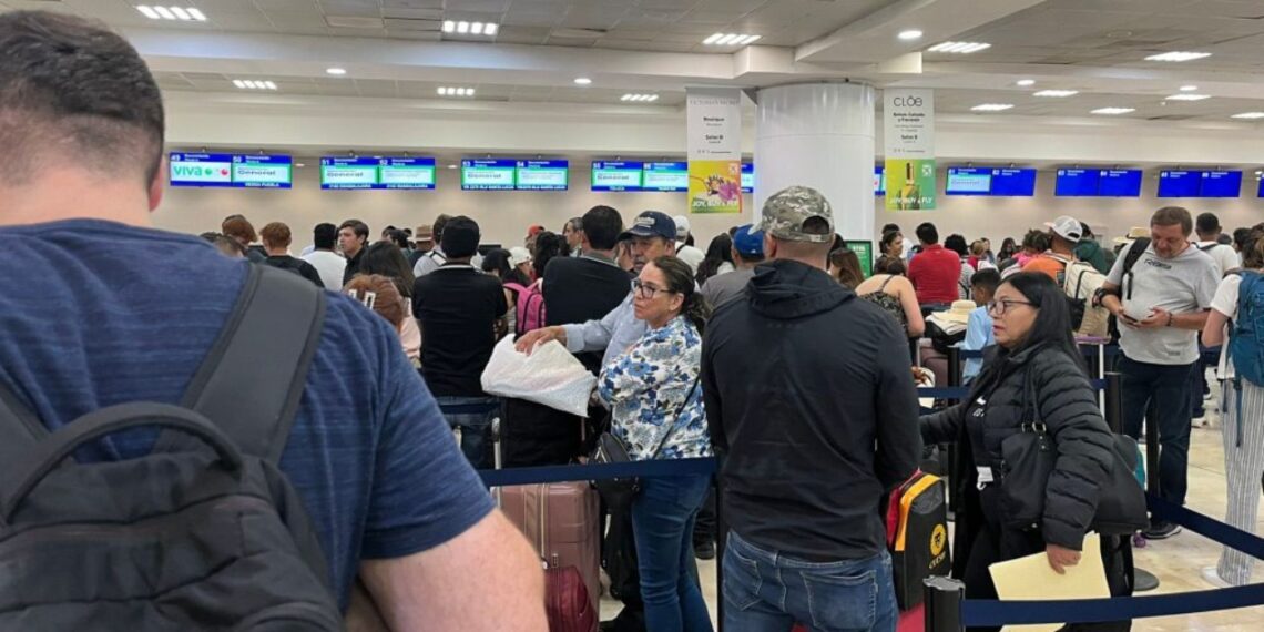 Caos en aeropuertos de México por fallo en sistemas de Microsoft