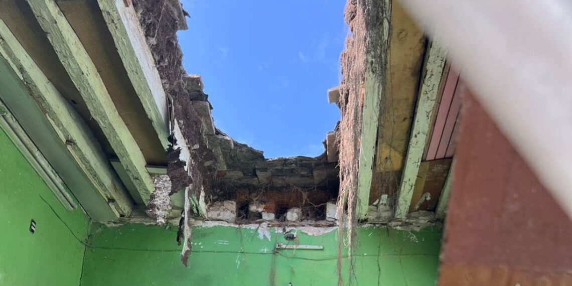 Colapsa el techo de vecindad en la colonia Buenavista