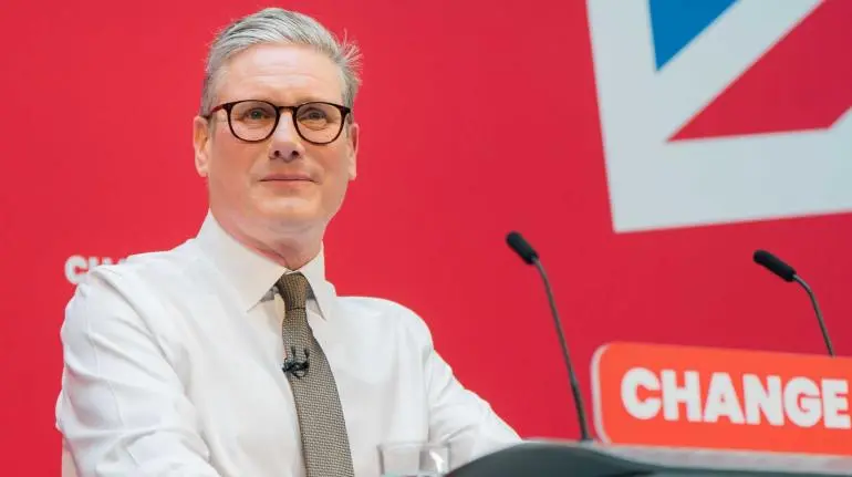 El resultado electoral me da ‘mandato claro’ para gobernar por el cambio Starmer