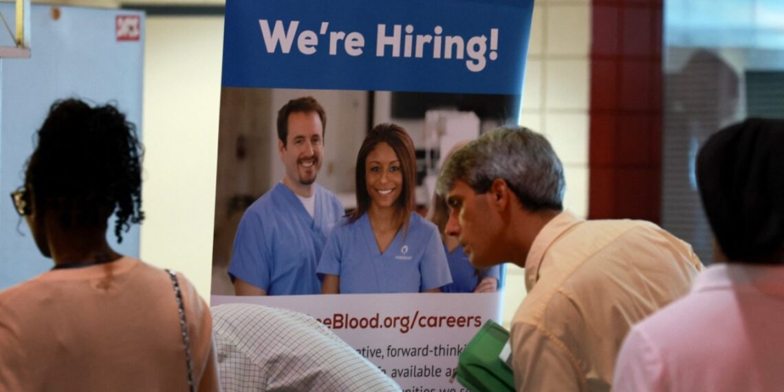 Desempleo en EUA tiene ligera alza y se desacelera creación de puestos de trabajo