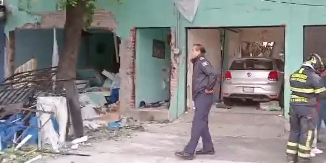 Explota casa en Avenida Patriotismo; hay dos perritos lesionados