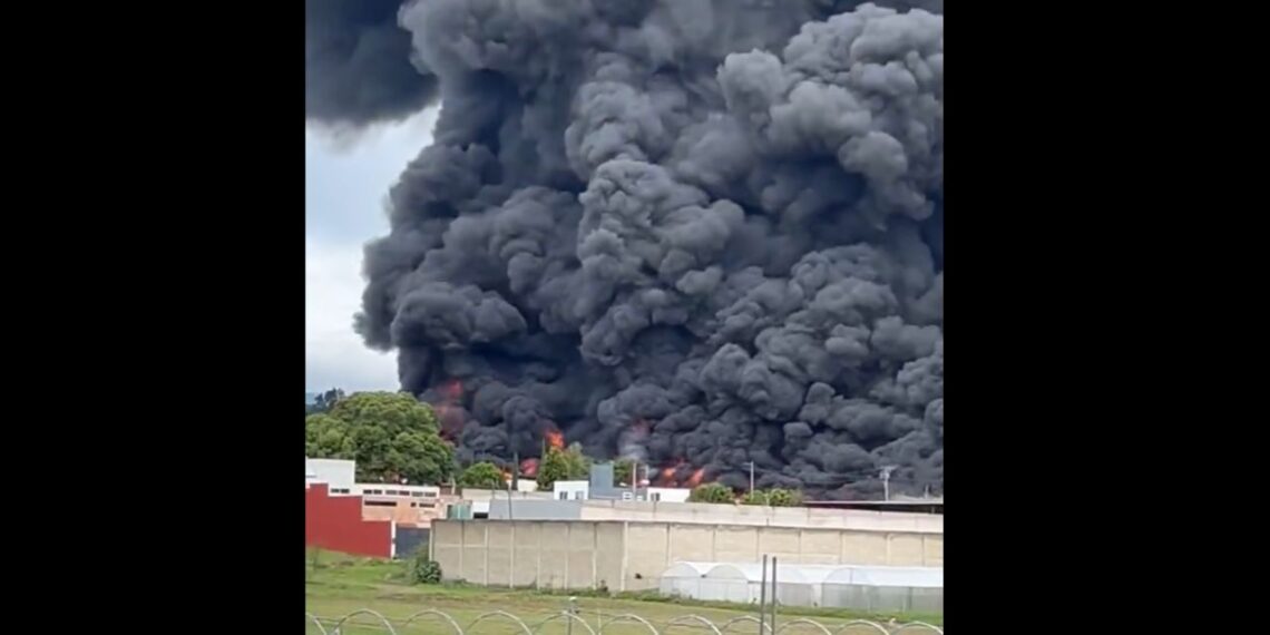 Se registra fuerte incendio en San Gregorio Atzompa, Puebla